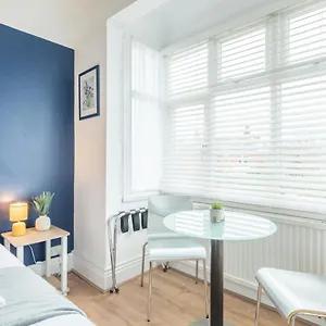 https://room-4-spacious-double-bed-studio-in-cambridge.cambridgehotelsuk.com