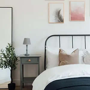 https://stylish-2-bedroom-flat-in-ilford-london.cambridgehotelsuk.com