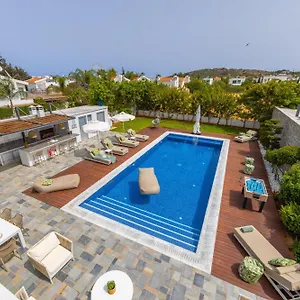 https://villa-green-haven-3.protaras-cy-hotels.com